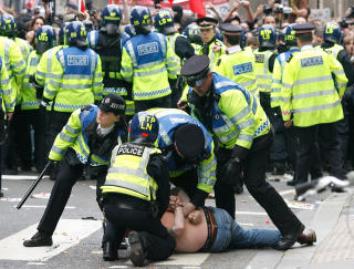 ARRESTERT: Det er forel�pig meldt om 11 arrestajoner, men etter stormingen av Royal Bank of London s� forventes det flere p�gripelser. (AP Photo/Simon Dawson)