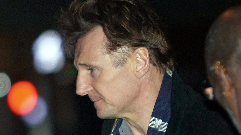 S�RGER: Liam Neeson (56) avfotografert under ektefellens likvake i New York City for litt over en uke siden. N� er skuespilleren tilbake p� jobb i Toronto - ikke langt fra der Natasha Richardson falt og slo hodet i alpinanlegget Mont Tremblant. Foto: STELLA PICTURES