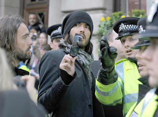 - INTERESSERT: Russell Brand skal ha forholdt seg rolig da han deltok i demonstrasjonene. Foto: STELLA PICTURES