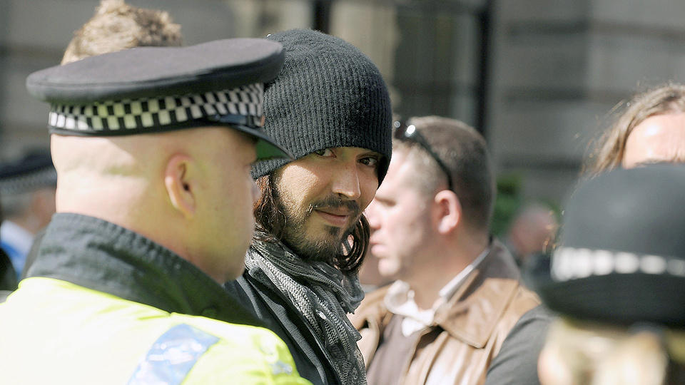 IKKE NOE � LE AV: Stand up-komiker og TV-stjerne Russell Brand deltok i demonstrasjonene mot G20-landenes toppm�te i London, som etter planen skal starte i morgen. Foto: STELLA PICTURES
