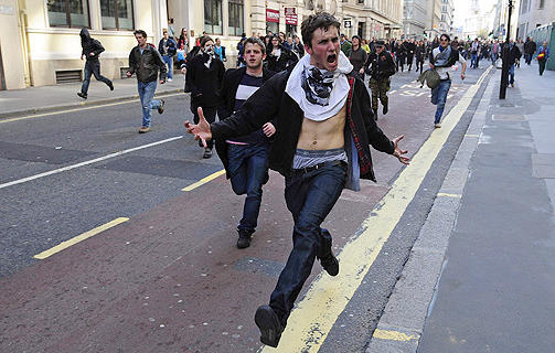 4000 MENNESKER: Politiet estimerer at n�r 4000 mennesker p� det meste var samlet i gatene i London i dag. Foto: DYLAN MARTINEZ / REUTERS / SCANPIX
