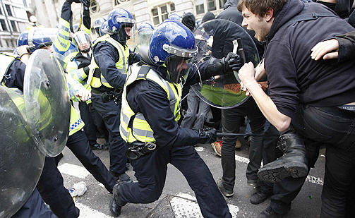 OPPR�RSSTYRKENE: Politiet gikk kraftig til verks etter at demonstrantene blant annet hadde brutt seg inn i The Royal Bank of Scotland. Foto: ANDREW WINNING / REUTERS / SCANPIX