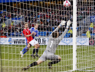 0-1: Jonatan Johansson sendte Finland i ledelsen med et vakkert volleyskudd fra skr�tt hold. Foto: H�kon Mosvold Larsen / SCANPIX