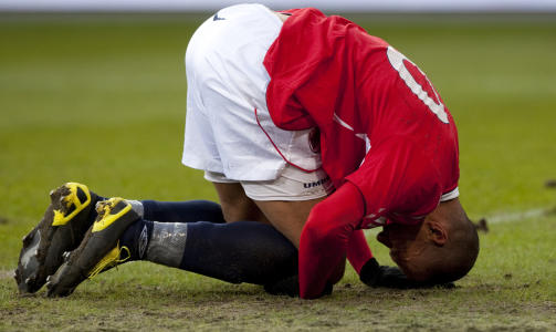 LENGE TUNGT: De norske gutta slet kraftig i starten, men John Carew kom seg til en stor sjanse han burde scoret p�. Foto: Cornelius Poppe / SCANPIX