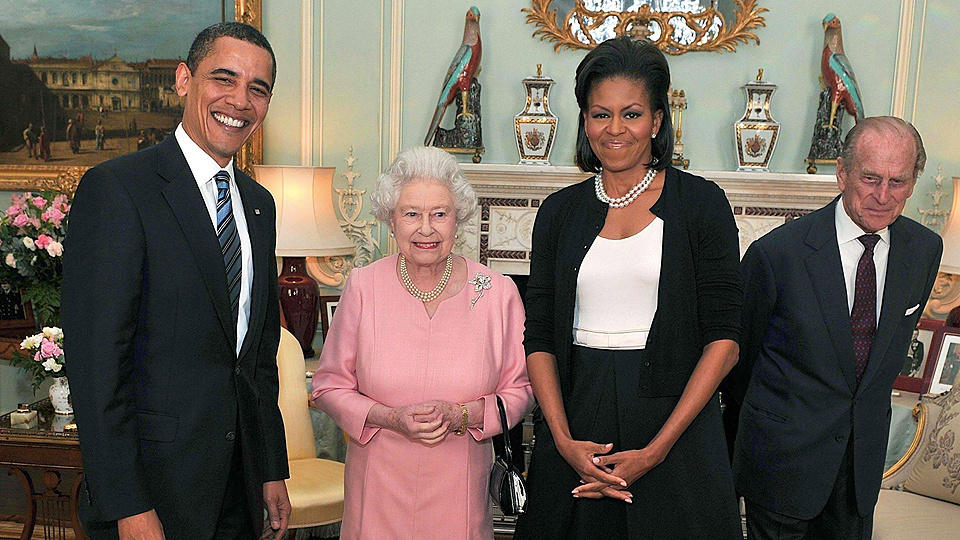FIKK M�TE DE KONGELIGE: President Barack Obama og kona Michelle fikk hilse p� Dronning Elizabeth og Prins Philip i ettermiddag. Foto: STELLA PICTURES