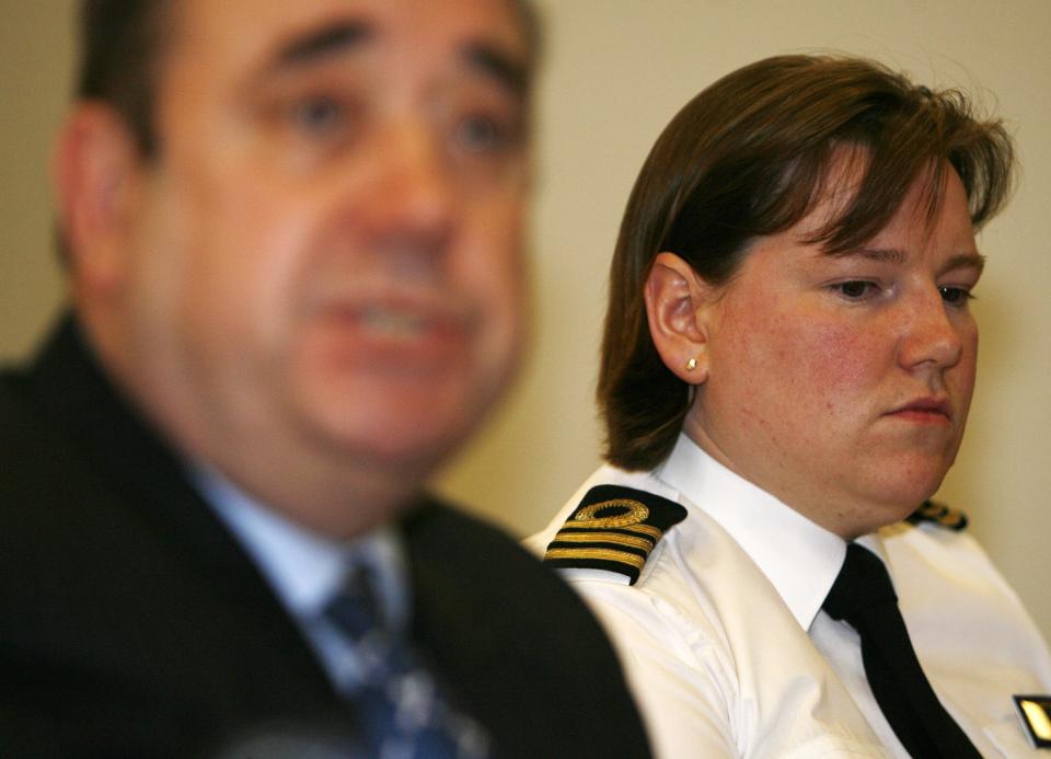 IKKE OPTIMISTISKE: Kystvaktas talskvinne Susan Todd og Skottlands f�rsteminister Alex Salmond sier det er sm� sjanser for � finne overlevende etter dagens helikopterstyrt. Her er de avbildet under en pressekonferanse i kveld. Foto: SCANPIX/REUTERS
