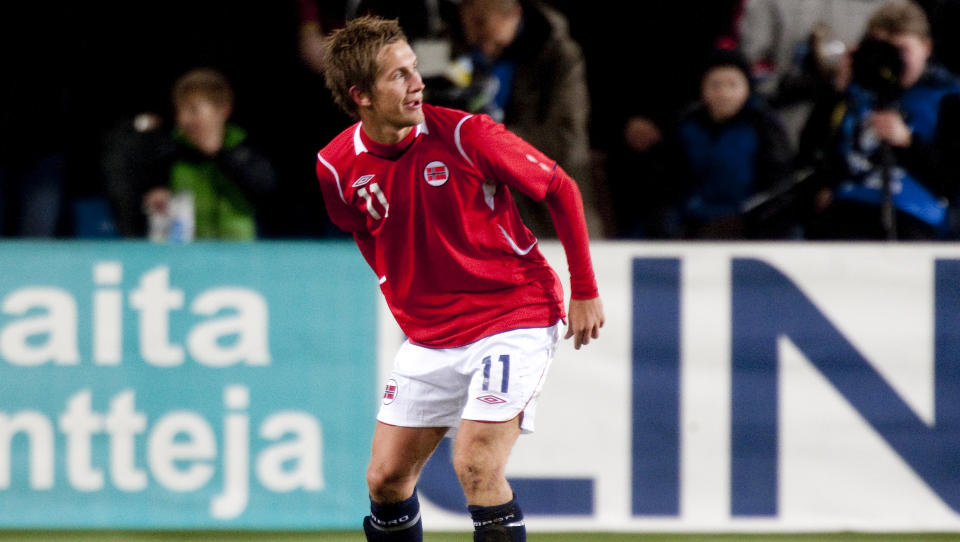 SVARTE KRITIKERNE: Morten Gamst Pedersen liksomdro ned buksa etter vinnerm�let. Foto: CORNELIUS POPPE/SCANPIX