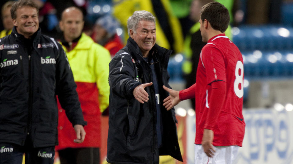 MELLOMFORN�YD: Egil Olsen smilte rett etter seieren, men s� ble han mer betenkt. Nye Drillos spiller nemlig ikke slik landslagssjefen vil se dem. Foto: Cornelius Poppe/SCANPIX