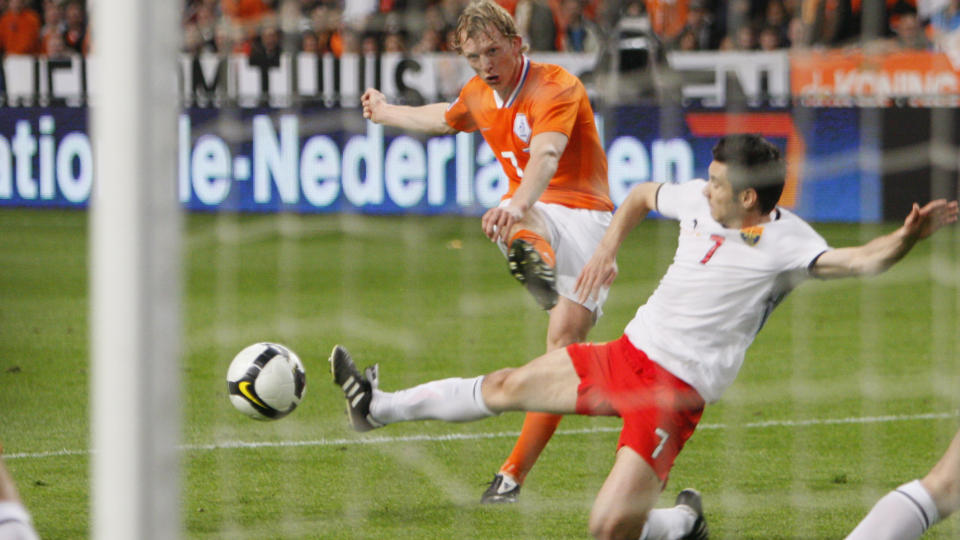 SER MOT S�R-AFRIKA: Dirk Kuyt scoret en gang for nederland og s�rget for at Nederland nesten er kvalifisert til VM allerede.Foto: AP/Peter Dejong