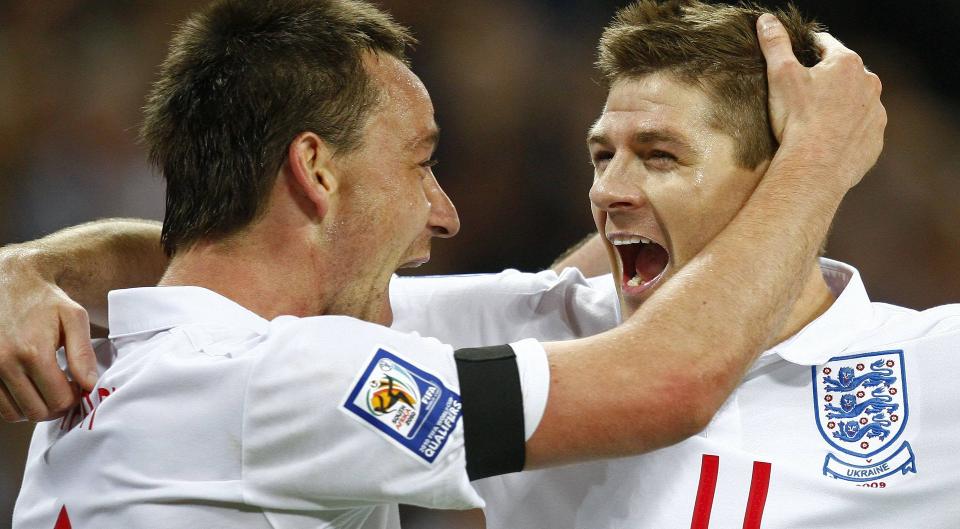 FORBR�DRING: Vanligvis jubler de ikke sammen, men da John Terry langt p� vei fikset VM-billett mot Ukraina i kveld kunne Gerrard smile godt til landslagskaptein Terry.Foto:  REUTERS/ Eddie Keogh