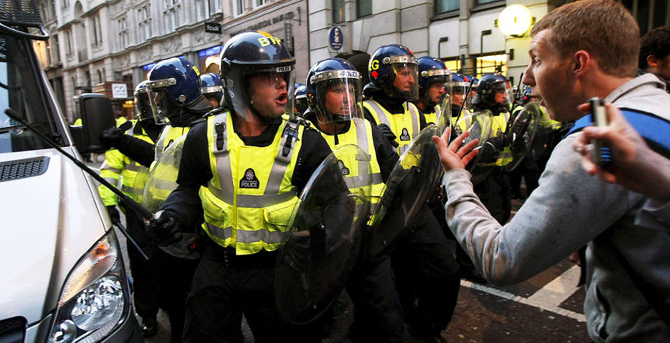 HISSIGE GEMYTTER: Oppr�rspoliti og demonstranter krangler under dagens oppt�yer. Foto: FELIPE TRUEBA/EPA/SCANPIX