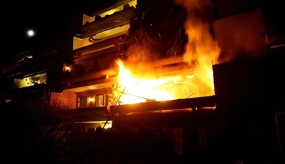 OPP I FLAMMER: Leiligheten p� Etterstadsletta ble totalskadd. Foto: SVEIN GUSTAV WILHELMSEN