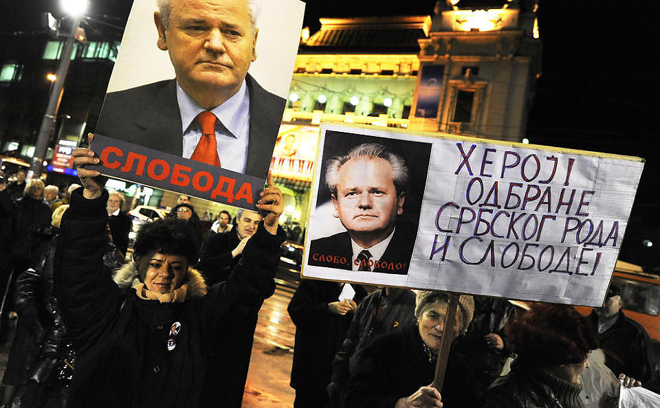 MINNES KRIGEN: Fra en minnedemonstrasjon 24. mars, for � markere ofrene for Natos bombing av Serbia i 1999. Kvinnene holder plakater med den avd�de og krigsforbrytertiltalte Slobodan Milosevic. Foto: ANDREJ ISAKOVIC/AFP/SCANPIX