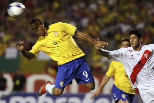 SLO BUNNLAGET: Brasil og Luis Fabiano knappet inn p� forspranget til Paraguay med en grei 3-0 seier over bunnlaget Peru. Foto: SCANPIX/REUTERS/Edison Vara