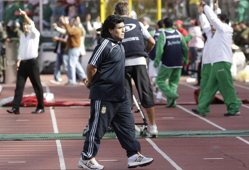 H�YDESMELL: Diego Maradona (i forgrunnen) og hans Argentina gikk p� en real h�ydesmell mot Bolivia i La Paz i natt. Her f�r Maradona det tredje av til sammen seks �knivstikk� i form av Bolivia-scoringer, som han beskrev det selv.Foto: SCANPIX/REUTERS/Gaston Brito
