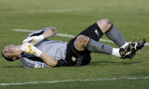 P� STOLTHETEN L�S: Argentinas keeper Juan Pablo Carrizo tar ikke lett p� at han nettopp har sluppet inn sitt sjette m�l for kvelden mot Bolivia.Foto: SCANPIX/REUTERS/Gaston Brito