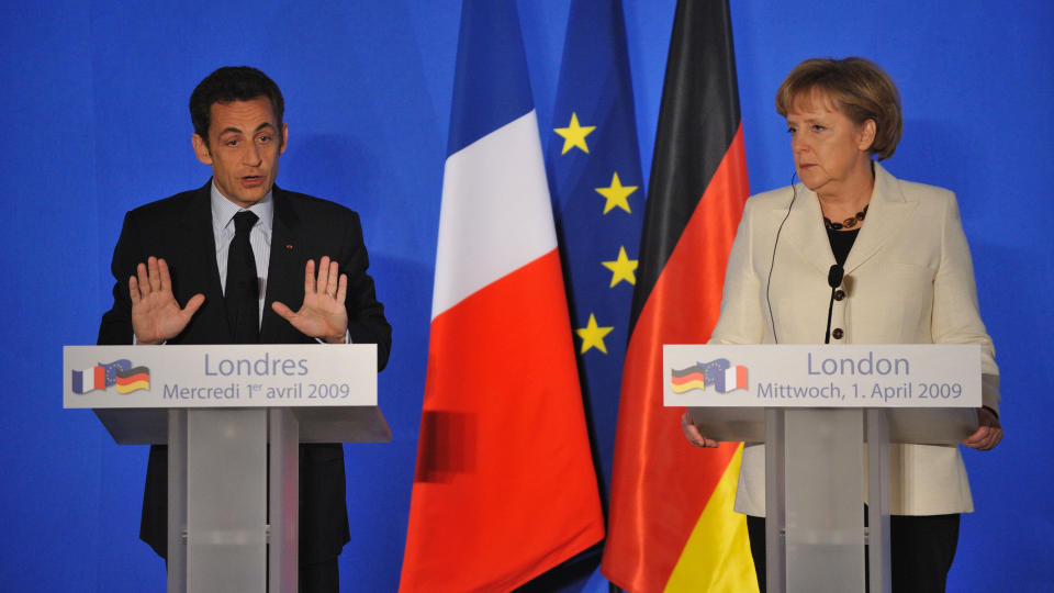 N� ER TIDEN INNE: - N� er tiden inne for � gi kapitalismen en samvittighet, sa Angela Merkel, under g�rsdagens pressekonferanse med Nicholas Sarkozy. Foto: AFP PHOTO/ERIC FEFERBERG/SCANPIX