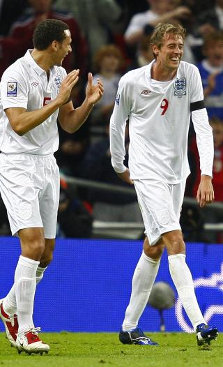 LITT ROBOT: Peter Crouch kj�rte en redusert utgave av robotdansen sin, og fikk applaus fra blant annet Rio Ferdinand. Foto: Eddie Keogh, Reuters/Scanpix
