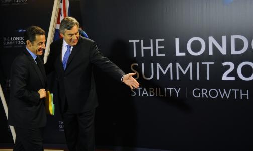 SATT P� PLASS: M�tevert Gordon Brown viser Nicholas Sarkozy hvor han skal st�. Den franske presidenten har kommet med t�ffe utspill, som har truet med � velte Browns ambisjoner om en historisk G20-avtale. 'Foto: REUTERS/Philippe Wojazer/SCANPIX
