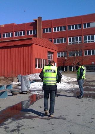 EVAKUERT: Elever og l�rere ved Glemmen videreg�ende skole i Fredrikstad ble i ettermiddag evakuert fra to skolebygnigner etter en bombetrussel mot skolen.  LESERFOTO 2400