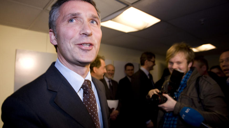 - ST�R BAK: Statsministerens kontor og olje- og energidepartementet skal st� bak forskjellsbehandling av natur til havs og p� land. Her er Stoltenberg til stede under Akerdagen i dag. Foto: SCANPIX.