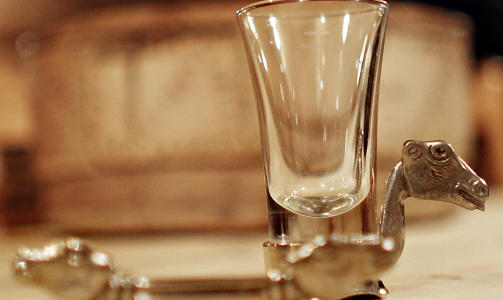 SMALADESIGN: Glass og bestikk har design hvor smalahove er gjennomgsngsfigur.