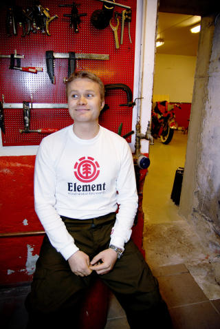 GAMMEL HOBBY: Edward kj�rte motorcross for i tida. I Lunde MC-klubb har han funnet nye venner.