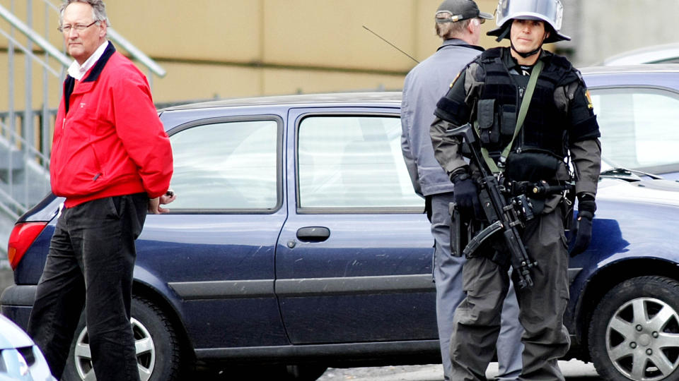 KOSTET DYRT: V�pnet politi rykket torsdag ut til Glemmen Videreg�ende skole i Fredrikstad atter at det var fremsatt trusler mot skolen. L�rere og elever ble umiddelbart evakuert.
Foto Scanpix