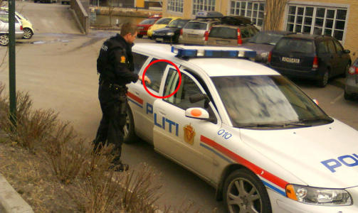 KlASSENS KLOVN: 17-�ringen som her p�gripes av politiet blir beskrevet som en som pleide � sp�ke mye i timene.  Foto: HEIDI JANSSON