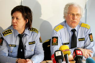 Visepolitimester i �stfold Tor Klepper og stabssjef Heidi Arneberg ved Fredrikstad politistasjon under pressekonferansen i Sarpsborg torsdag ettermiddag. 
Foto Thomas Andersen / SCANPIX