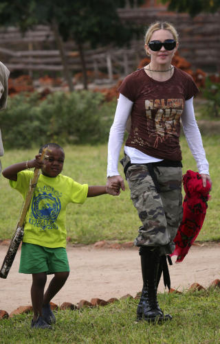 MED DAVID: Madonna h�per � adoptere fire �r gamle Mercy James fra Malawi. Her med David Banda. Foto: SCANPIX