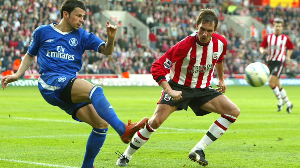 GLADERE DAGER: Her pr�ver Claus Lundekvam � stoppe Chelseas Mateja Kezman mens Southampton enn� var i Premier League. N� st�r Lundekvams gamle klubb p� kanten av stupet.Foto: AP /John D McHugh