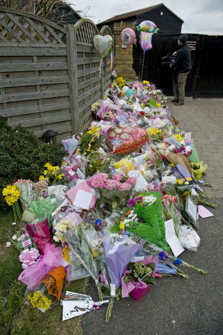 BLOMSTER: Folk st�mmet til med blomster og kort for � vise sin siste respekt til Jade Goody. Foto: SCANPIX