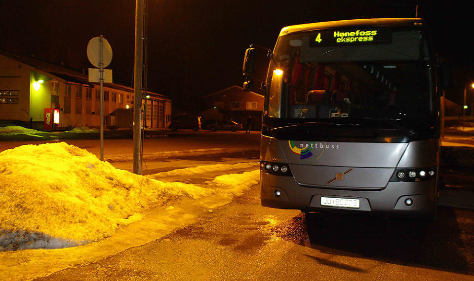DRAMATISK TUR: Den vanligvis rolige turen p� nattbussen mellom Oslo og H�nefoss tok en dramatisk vending da en passasjer ranet og knivstakk sj�f�ren. Foto: DANIEL LAABAK