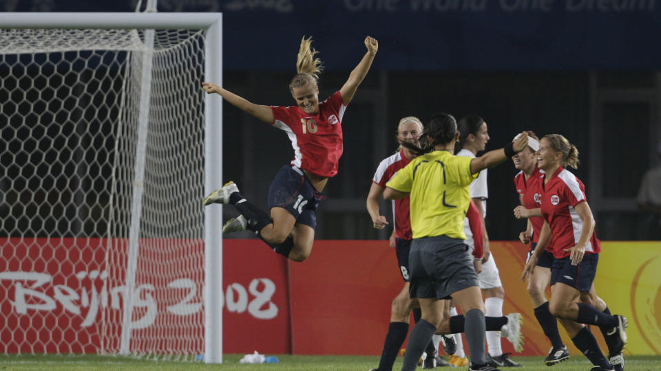 INGEN TV-JUBEL: Slik det ser ut n�, vil verken TV 2 eller NRK betale prisen det koster � se Melissa Wiik (nummer 10) og de andre norske fotballjentene kjempe om medalje under EM i Finland.Foto: SCANPIX/REUTERS/Daniel Aguilar