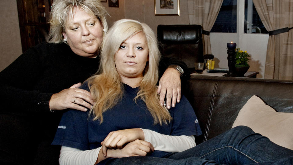 BLE REDDE:  Carina Hansen (16) kjenner den p�grepne som en morsom og blid gutt. Trusselen mot skolen i g�r gjorde likevel b�de henne og moren Berit Gustavsen skikkelig redde. Foto: John T. Pedersen/Dagbladet