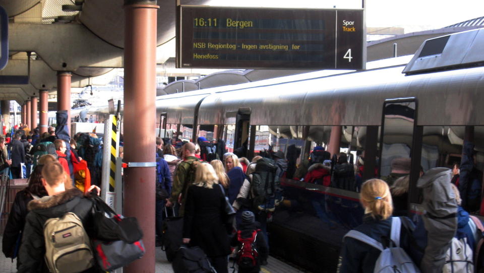 FORSINKELSER I MORGENTRAFIKKEN: En kj�reledning skaper nok en gang tr�bbel for NSB og de reisende i Oslo-omr�det. Arkivfoto: SCANPIX