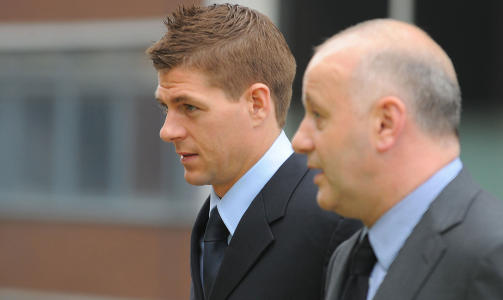 M�TTE I RETTEN: Steven Gerrard m�tte i morgentimene i dag i retten i Liverpool for � svare for tiltalen om legemsbeskadigelse/trusler om legemsbeskadigelse.Foto: SCANPIX/AFP PHOTO/ANDREW YATES