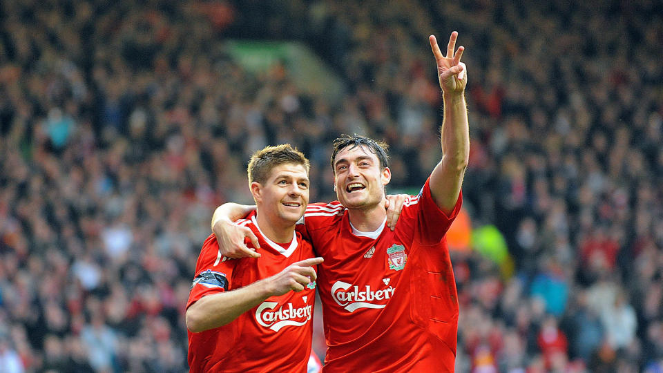 TO NYE �R: Albert Riera (t.h.) gleder seg nok i likhet med de fleste med et hjerte som banker for Liverpool over at kaptein Steven Gerrard har skrevet under p� en kontraktsforlengelse som binder ham til klubben til 2013.Foto: SCANPIX/AFP PHOTO/ PAUL ELLIS