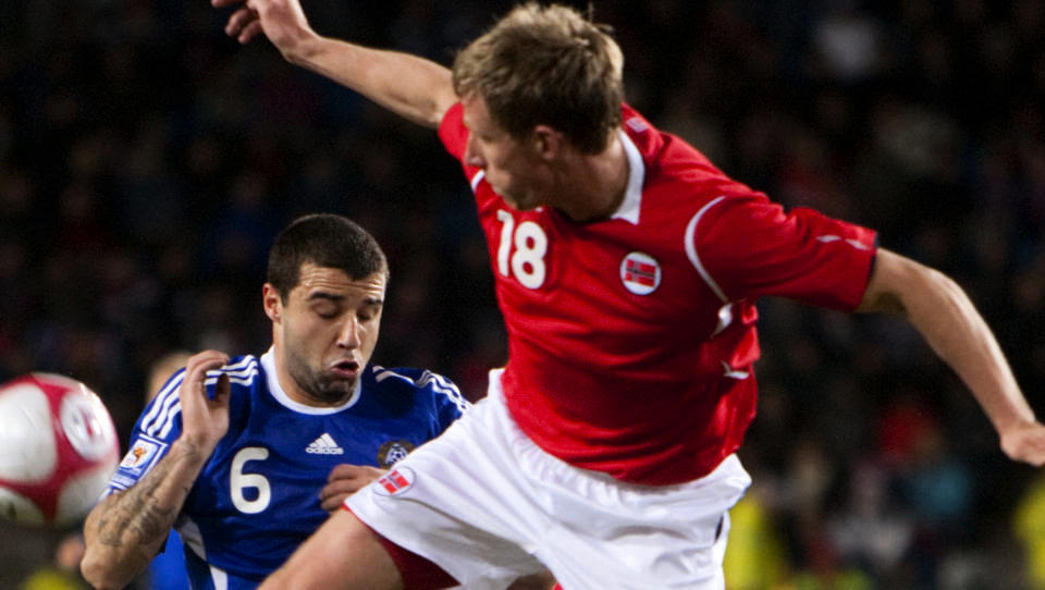 SKADD: Jan Gunnar Solli i duell med Alexei Eremenko jr. under kampen mot Finland onsdag. Solli ble skadd, og spiller ikke for Brann mot gamleklubben Rosenborg p� s�ndag. Foto: Cornelius Poppe, Scanpix