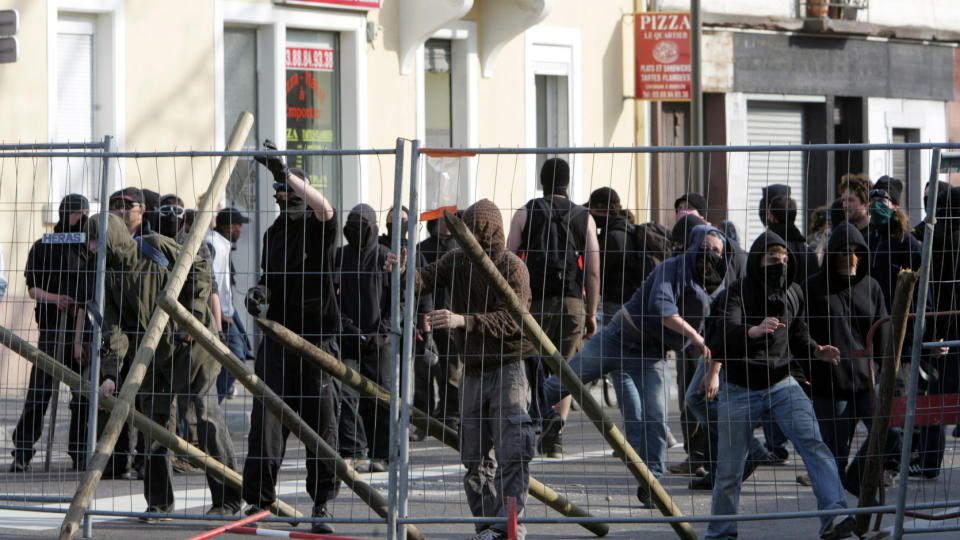 KLARE: Demonstranter i Strasbourg dagen f�r NATO-toppm�tet starter. Foto: AP Photo/Remy de la Mauviniere/SCANPIX