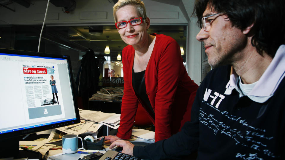 TAR GREP: Sjefredakt�r Anne Aasheim og produktutvikler Jens O. Kl�vrud i ferd med � finpusse sistesida p� morgendagens avis. Leserne vil finne flere forandringer, men med avisads tradisjoner ivaretatt mellom de to inngangene. FOTO: STEINAR BUHOLM