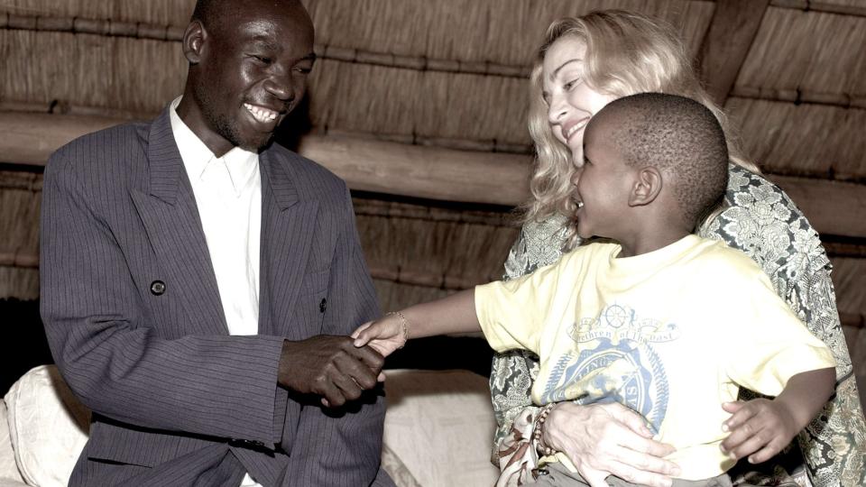 M�TTES IGJEN: Madonnas s�nn David Banda (4) fikk m�te sin biologiske far Yohane Banda i forbindelse med Malawi-bes�ket denne uka. Superstjernen er i landet for � adoptere et barn, men kan n� bli n�dt til � reise hjem med uforrettet sak. Foto: SCANPIX