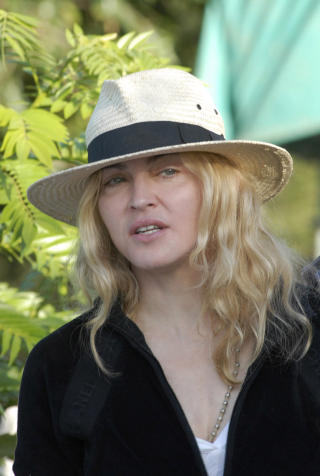 I MALAWI: Madonna har bes�kt fattige landsbyer og deltar i planleggingen av en ny skole i landet mens hun er Malawi.