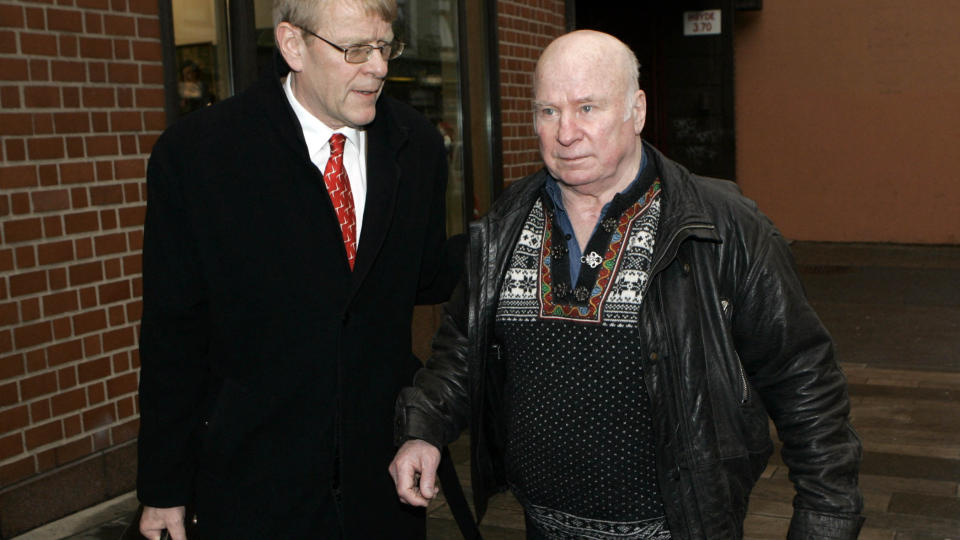 D�MT: Fredrik Fasting Torgersen (t.h.) sammen med jusprofessor St�le Eskeland. Eskeland er n� d�mt for �rekrenkelser.
Foto: Cornelius Poppe / SCANPIX .