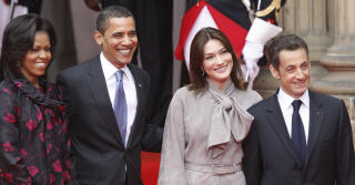 FRANSK VELKOMST: Barack Obama og Michelle ble godt mottatt av Carla Bruni og Nicholas Sarkozy da de ankom Strasbourg. Foto: AP Photo/Pablo Martinez Monsivais/SCANPIX