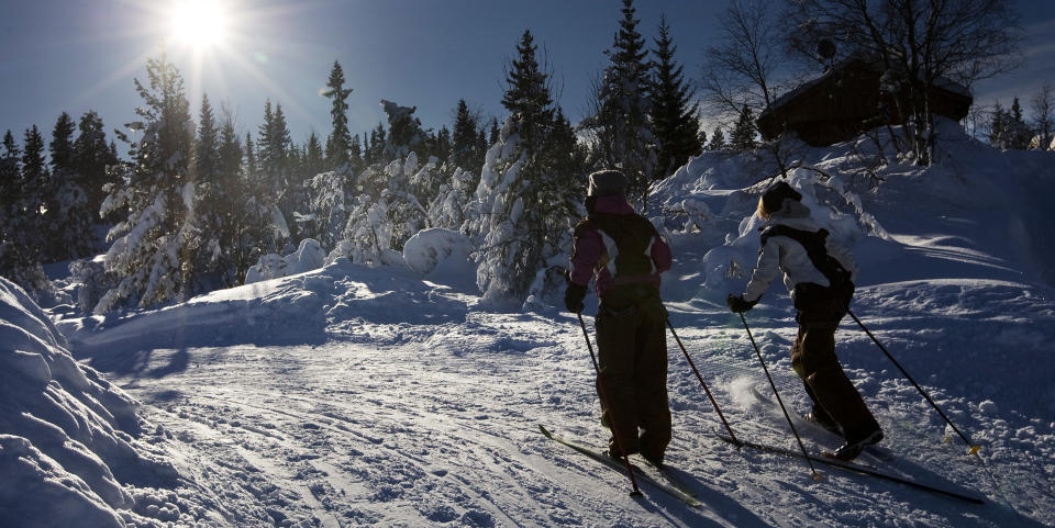 P�SKEV�RET: V�rtypen de neste fem dagene vil v�re noks� likt det vi har opplevd den siste tiden. 
Her legger to skil�pere legger ut p� tur fra Blestua i solskinnet forrige l�rdag. 
Foto: SCANPIX