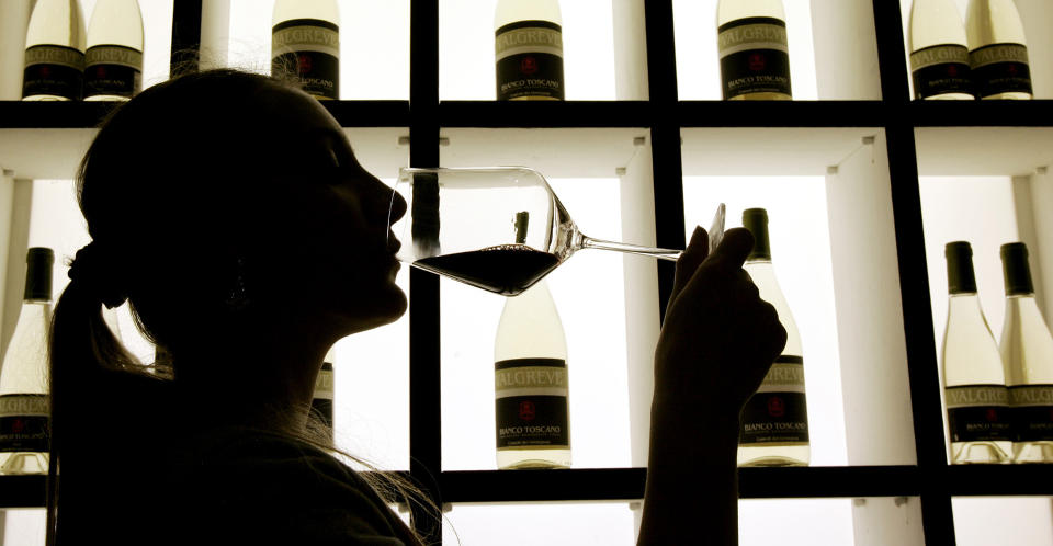 GJ�R DET LETTERE FOR PRIVATPERSONER � IMPORTERE VIN: I dag er den eneste alkoholen du lovlig kan ta med inn i Norge er den du selv frakter over grensa. Fra 1. juli �pner regjeringen for at en tredjepart kan bist� med importen.   Foto: AP PHOTO/SCANPIX