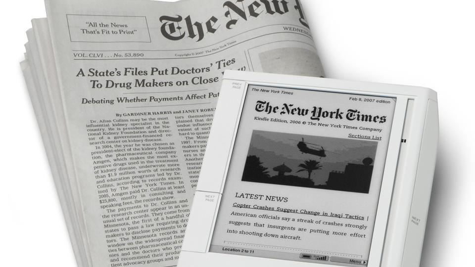 VIL TA BETALT: Brukere av Amazons lesebrett Kindle kan abonnere digitalt p� aviser som New York Times. Men er det mulig � ta betalt av vanlige nettbrukere for nyheter p� web, slike enkelte mediedirekt�rer later til � tro? Svaret er nei, mener DB.nos kommentator. Foto: REUTERS/SCANPIX