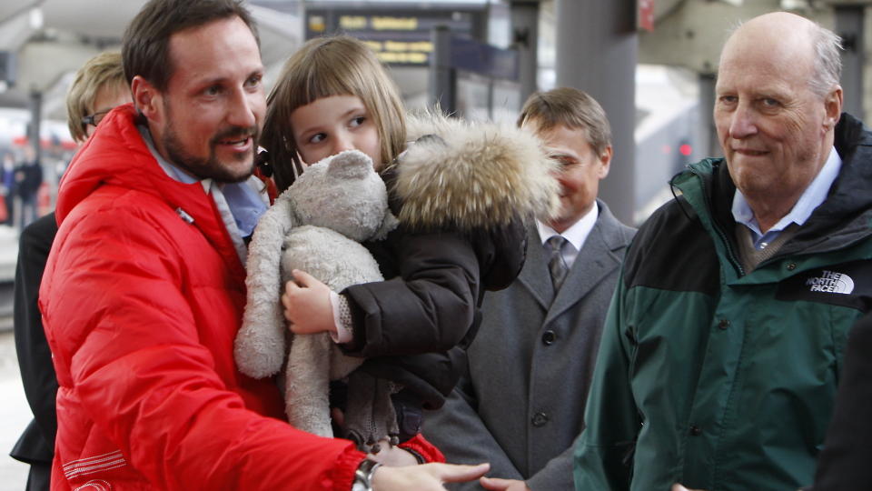 TIL P�SKEFJELLET: Kronprins Haakon med prinsesse Ingrid Alexandra armen p� Oslo S fredag ettermiddag. Kongefamilien drar p� p�skeferie til Sikkilsdalen. 
Foto: Knut Falch / SCANPIX